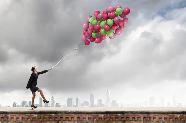 Glada affärskvinna med ballonger — Stockfoto