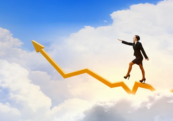 Affärskvinna gå på ökande graf — Stockfoto