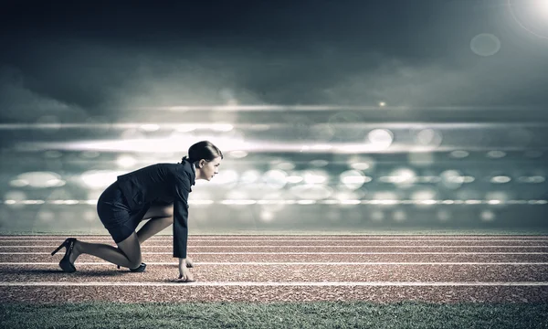 Empresária pronta para correr — Fotografia de Stock