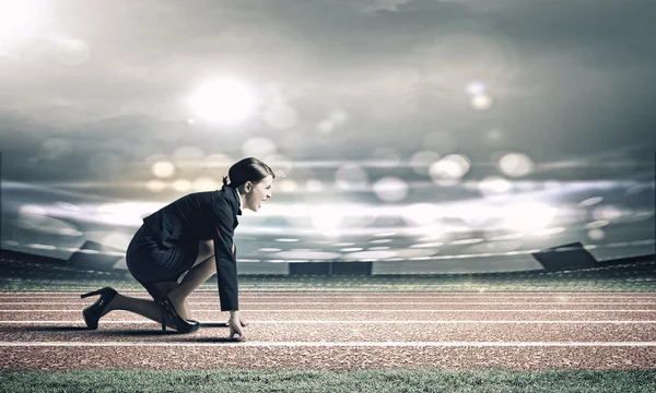 Businesswoman ready to run — Stockfoto