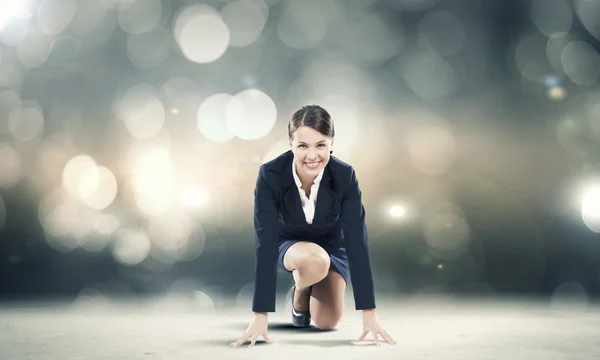 Businesswoman ready to run — Stockfoto