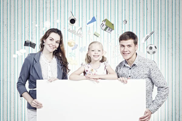 Família com banner branco em branco — Fotografia de Stock