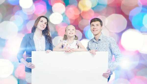 Familj med vit blank banner — Stockfoto