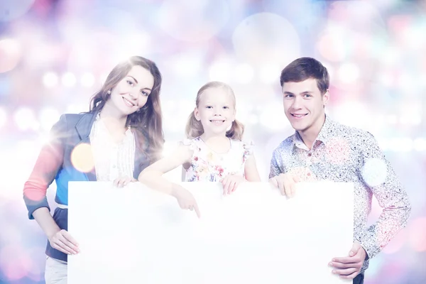 Familie mit weißem leeren Banner — Stockfoto