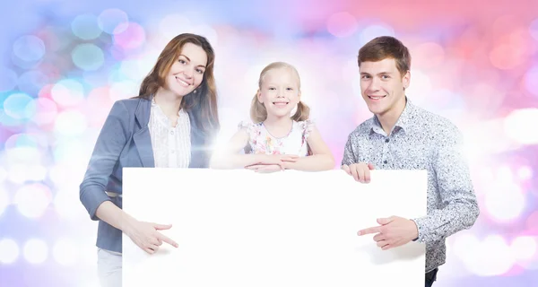 Família com banner branco em branco — Fotografia de Stock