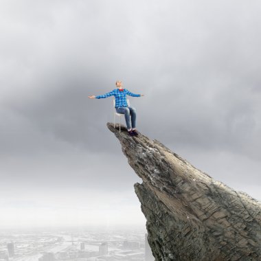 kadın taş üstüne