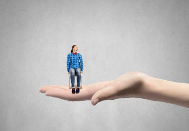 sandalyede oturan genç kadın