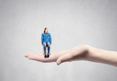 sandalyede oturan genç kadın