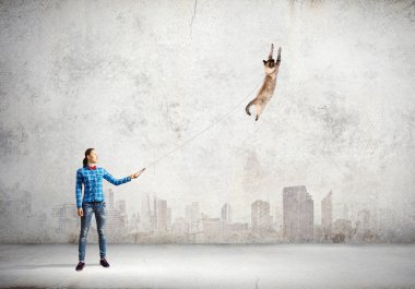 genç kadın ve kedi