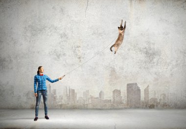 genç kadın ve kedi