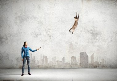 genç kadın ve kedi