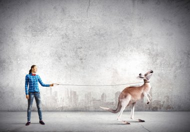 kadın holding kanguru kurşun üzerinde