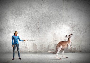 kadın holding kanguru kurşun üzerinde