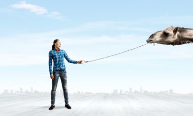 Kurşun kadını holding deveye