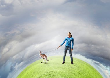 kadın holding kanguru kurşun üzerinde