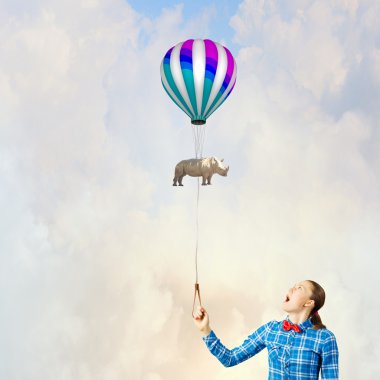 kadın ve gökte uçan gergedan