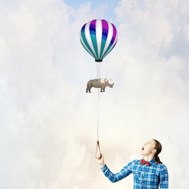 kadın ve gökte uçan gergedan