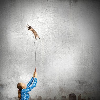 kadın ve kedi kira kontratı üstünde