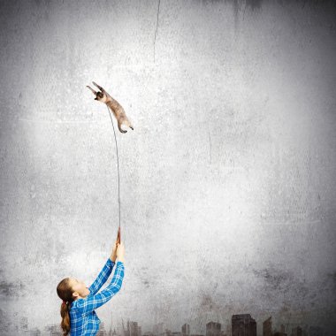 kadın ve kedi kira kontratı üstünde