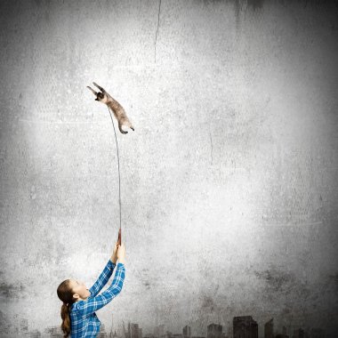 kadın ve kedi kira kontratı üstünde