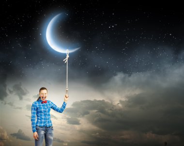 Moon dantel üzerinde tutan kadın