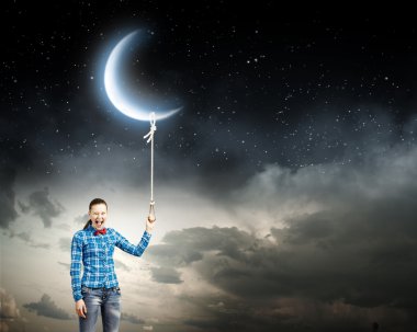 Moon dantel üzerinde tutan kadın