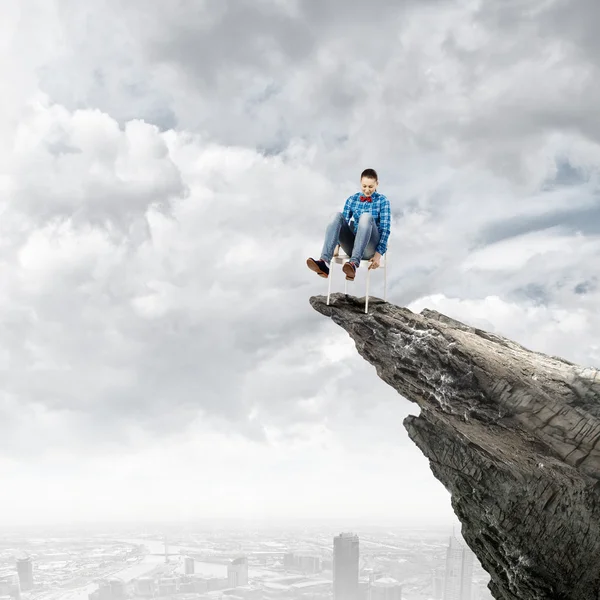 Frau auf dem Felsen — Stockfoto