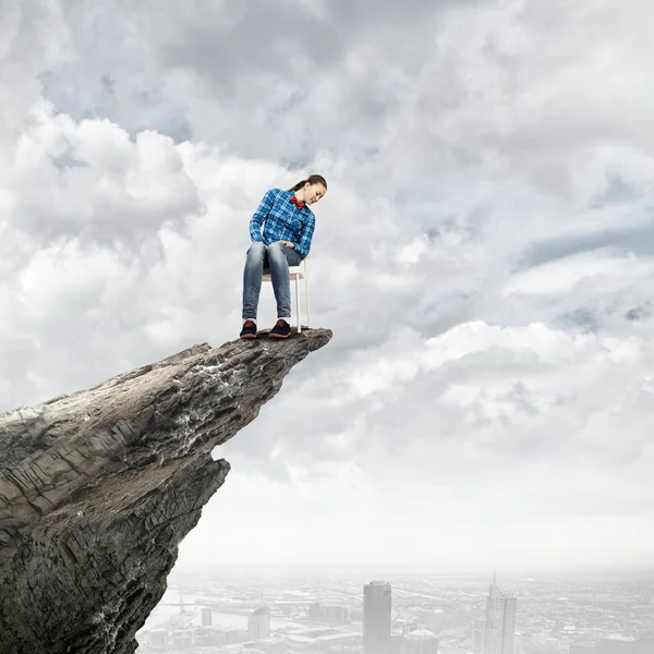 Frau auf dem Felsen — Stockfoto