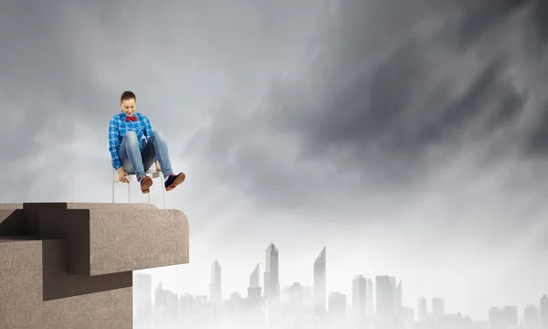 Woman on top of building — Stock Photo, Image