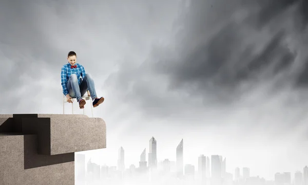 Woman on top of building — Stock Photo, Image