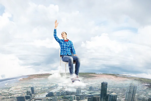 Chica joven en el cielo — Foto de Stock