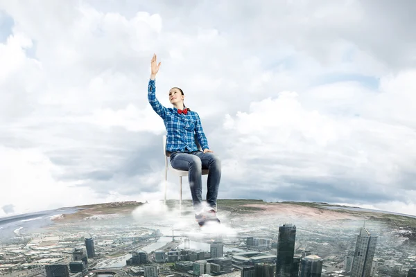 Chica joven en el cielo — Foto de Stock