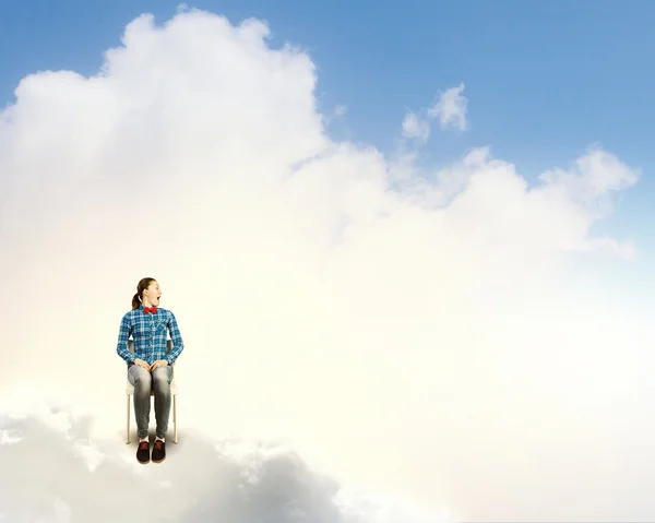 Vrouw zitten op wolk — Stockfoto