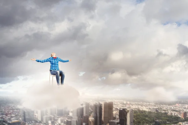 Meisje hoog in de hemel — Stockfoto