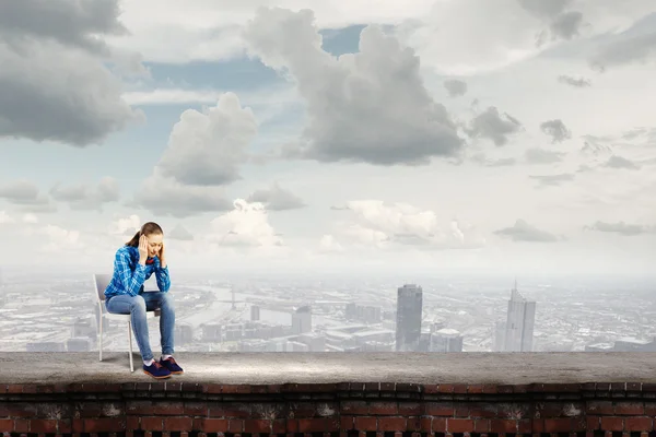 Mulher sentada no topo do edifício — Fotografia de Stock