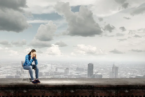 Mulher sentada no topo do edifício — Fotografia de Stock