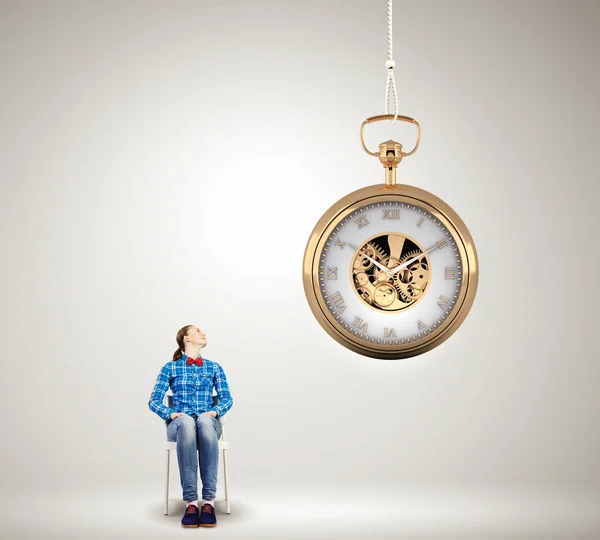 Frau schaut auf Taschenuhr — Stockfoto