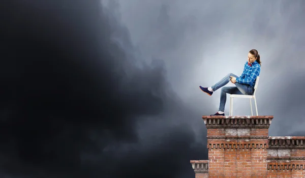 Woman on top of building — Stock Photo, Image