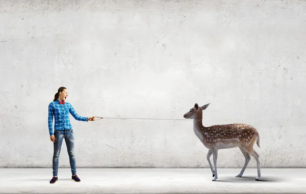 Mulher segurando fawn na liderança — Fotografia de Stock