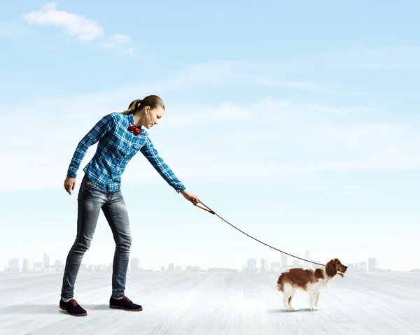 Kvinna med hund på bly — Stockfoto