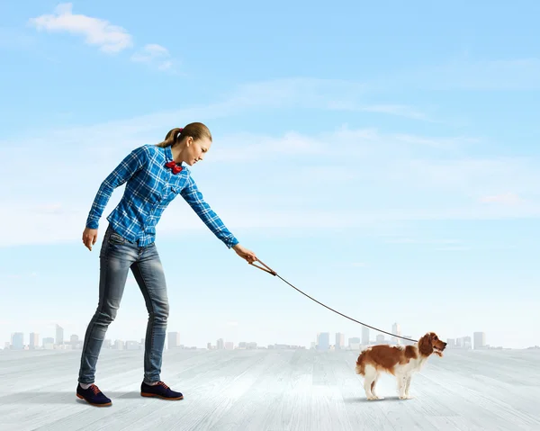 Kvinna med hund på bly — Stockfoto