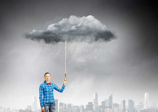 Frau hält Wolke an Blei — Stockfoto