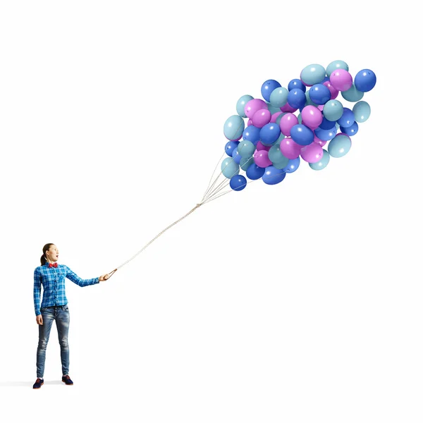 Kvinna som håller färgglada ballonger — Stockfoto