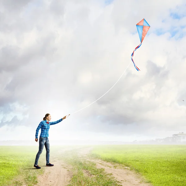 Kvinna leker med kite — Stockfoto