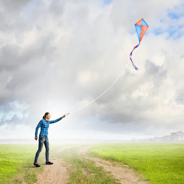 Kvinna leker med kite — Stockfoto