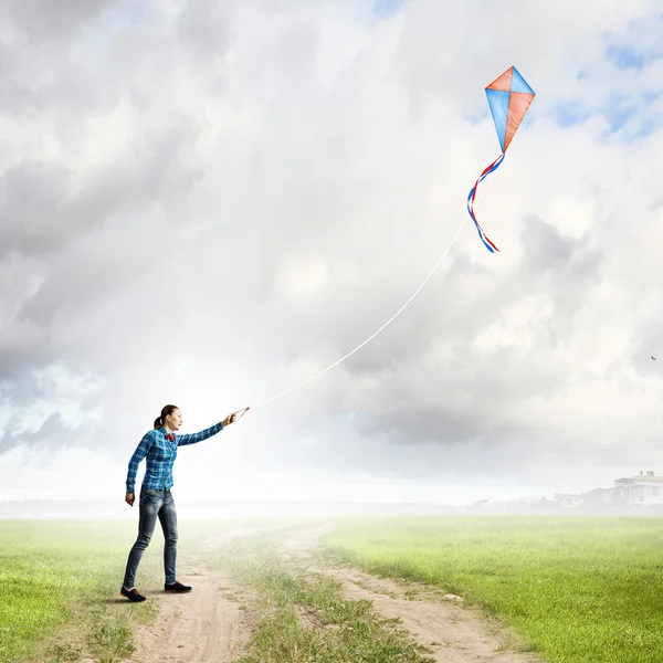 Vrouw spelen met kite — Stockfoto