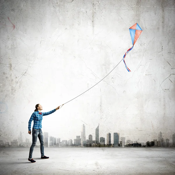 Femme jouant avec cerf-volant — Photo