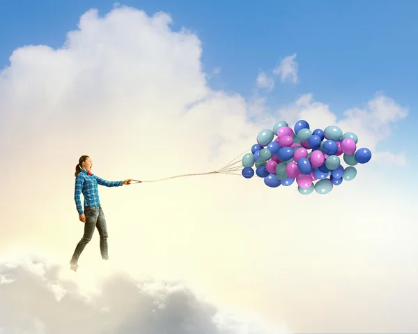 Mujer sosteniendo globos de colores —  Fotos de Stock