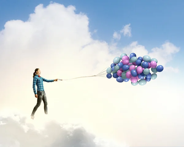 Mujer sosteniendo globos de colores — Foto de Stock