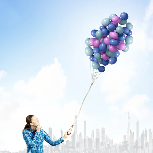 Žena drží barevné balónky — Stock fotografie
